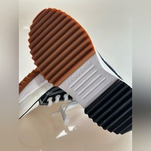 Converse Run Star Hike
Style: 168816C_045
Size: 6
Color: black/white/gum